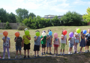 Dzieci z Tropicieli z balonami